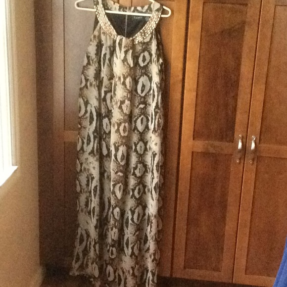 Cassees Dresses & Skirts - Cassee’s long flowing sleeveless dress.